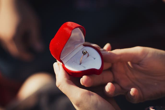 プロポーズで渡す婚約指輪の基礎知識