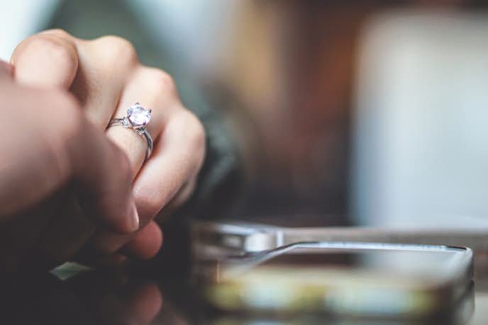 プロポーズでプレゼントする婚約指輪の選び方