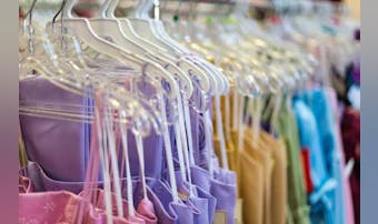 ドレスの保管はクリーニングサービス...