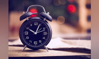 【2024年】絶対に起きれる目覚まし時計のおすすめ11選。音・光・振動・腕時計型を徹底公開！