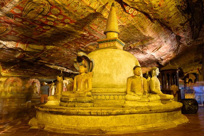 スリランカの定番スポット「ダンブッラ石窟寺院」