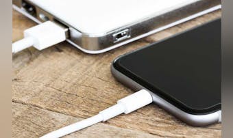 iPhone用モバイルバッテリーのおすすめ18選｜大容量＆ワイヤレスの充電器を紹介！