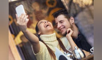 女性からのボディタッチは脈あり?隠...