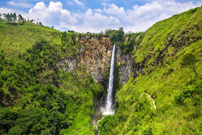 インドネシアでおすすめの観光地はシピソピソの滝