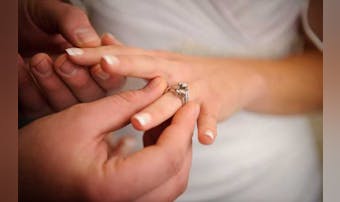 沖縄のおすすめ婚約指輪ブランド7選。エンゲージリングの相場も解説します