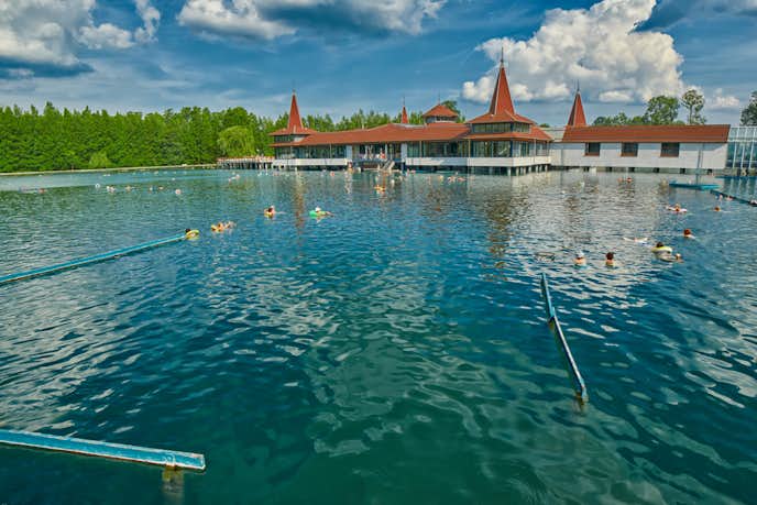 ハンガリーでおすすめの観光地はへーヴィーズ温泉湖