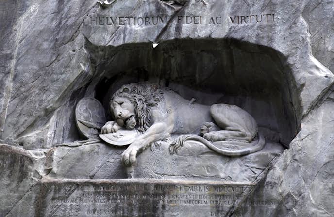 スイスでおすすめの観光地は溺死のライオン像