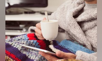 着る毛布のおすすめ人気特集。寒い日に役立つ最強の極暖アイテムとは