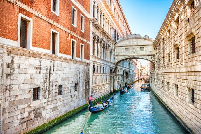 ベネチアでおすすめの観光地はため息の橋
