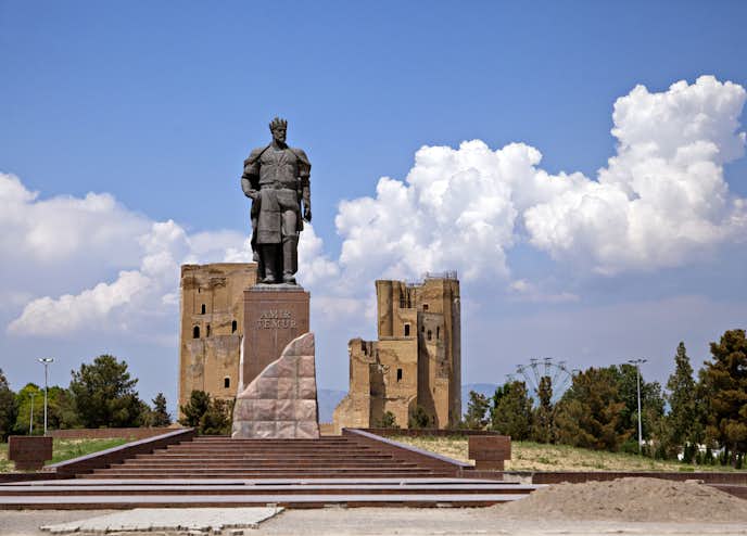 ウズベキスタンでおすすめの観光地はアムール ティムール像
