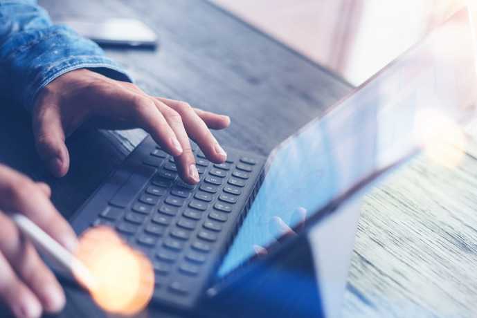 【無線＆有線】折りたたみキーボードのおすすめ8選。人気の軽い＆薄い一台とは