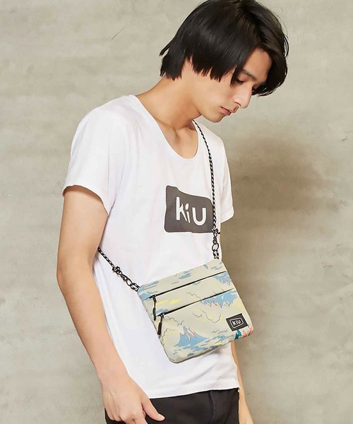 身軽に出掛けたい男のマストアイテム。今季注目の「サコッシュ」おすすめ8選