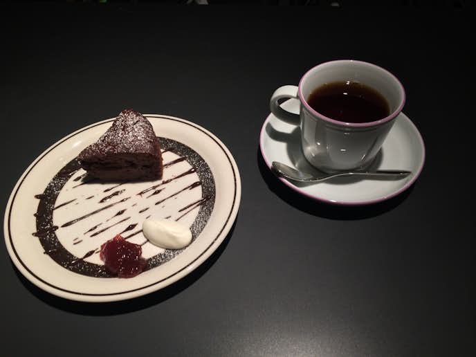 新宿南口のおしゃれカフェ「コーヒーフラジャイル」