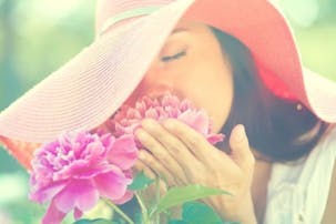 女性が好きな人にとる態度12パターン 気になる男性 に見せる脈あり行動を教えます Smartlog