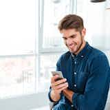 思わせぶりな態度をとる男性心理とは?好きな人への脈あり行動の例や見分け方も紹介