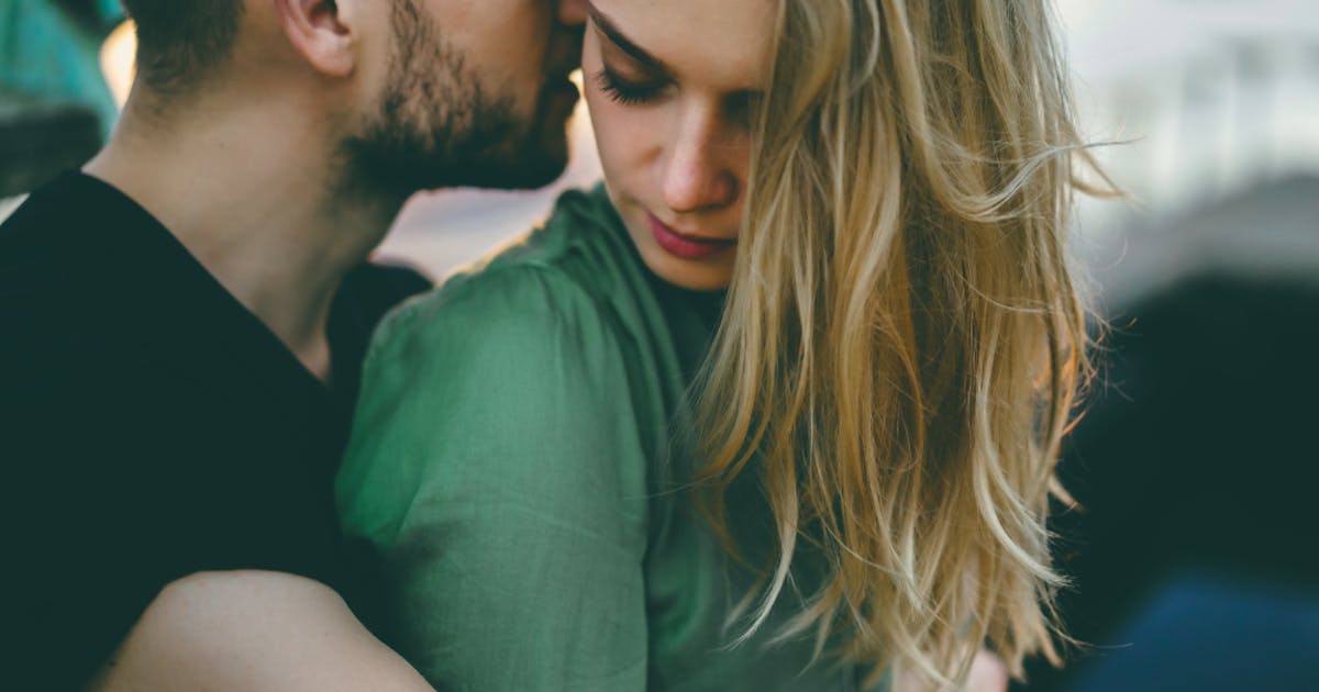 男性が女性を抱きしめる心理とは 抱きしめ方から見る男の本音を解説 Smartlog 男性が女性を抱きしめる心理とは 抱きしめ方から見る男の本音を解説 Smartlog