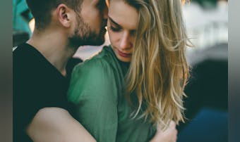 女性を抱きしめる男性心理とは?ハグ...