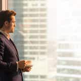 目が合うのは自分が見てるから?職場でよくある状況で脈ありか勘違いか判断する方法