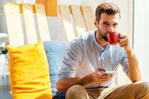 男性が好意を持っている女性への言動や会話の話題とは 脈ありサインを大公開 Smartlog