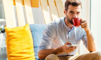 男性が好意を持っている女性への言動や会話の話題とは 脈ありサインを大公開 Smartlog