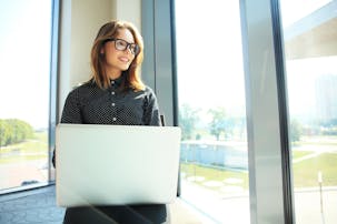 気配り上手な女性の8つの特徴 周りに心遣いができるために必要なこととは Smartlog 気配り上手な女性の8つの特徴 周りに心遣いができるために必要なこととは Smartlog