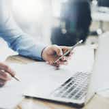 "失礼いたします"の意味/使い方。"失礼します"の違い【ビジネス敬語ガイド】