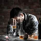 【酒癖が悪いとは？】お酒に飲まれる男性の性格＆特徴｜酒癖の悪さを直す方法も解説！