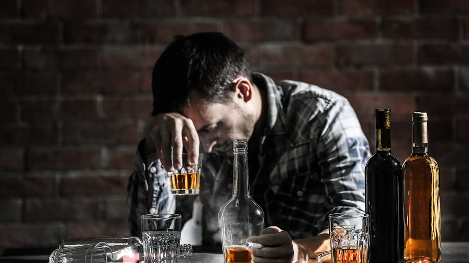 酒癖が悪いとは お酒に飲まれる男性の性格 特徴 酒癖の悪さを直す方法も解説 Smartlog 酒癖が悪いとは お酒に飲まれる男性の性格 特徴 酒癖の悪さを直す方法も解説 Smartlog