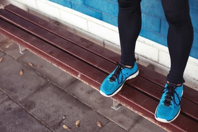 スタンディングカーフレイズでヒラメ筋を鍛える男性