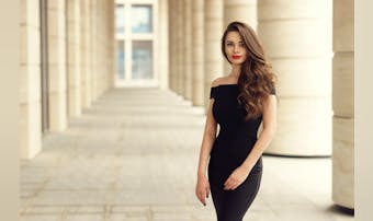 クールビューティーな女性の13の特...