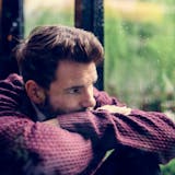 泣きたいのに泣けないのは苦しい?泣かない人...