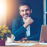 遠くから目が合う男性の心理とは?職場などで...