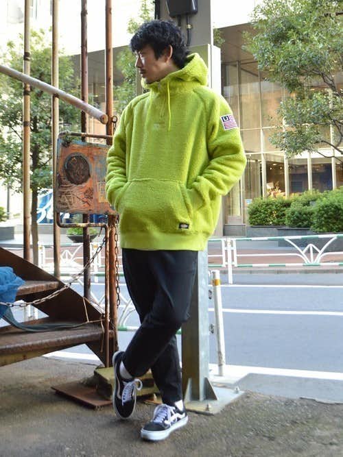 緑 グリーン パーカーで上品な着こなしに 人気のメンズコーデ術16選 Smartlog