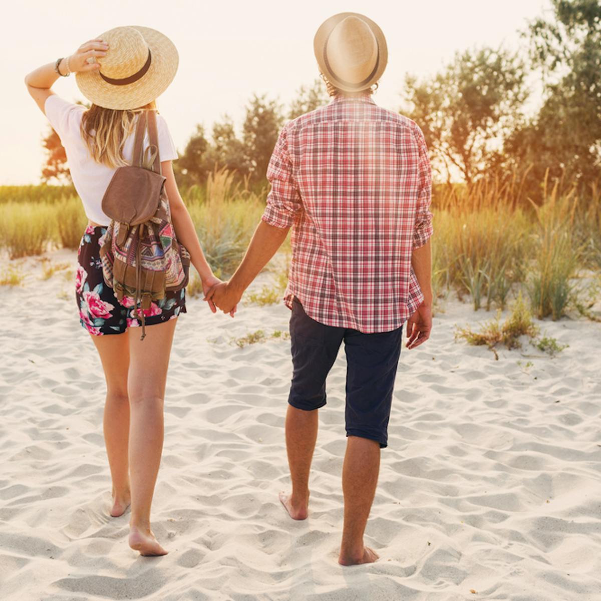 手を繋ぐタイミング10選 初めて繋ぐのは付き合ってから何回目のデート Smartlog 手を繋ぐタイミング10選 初めて繋ぐのは付き合ってから何回目のデート Smartlog