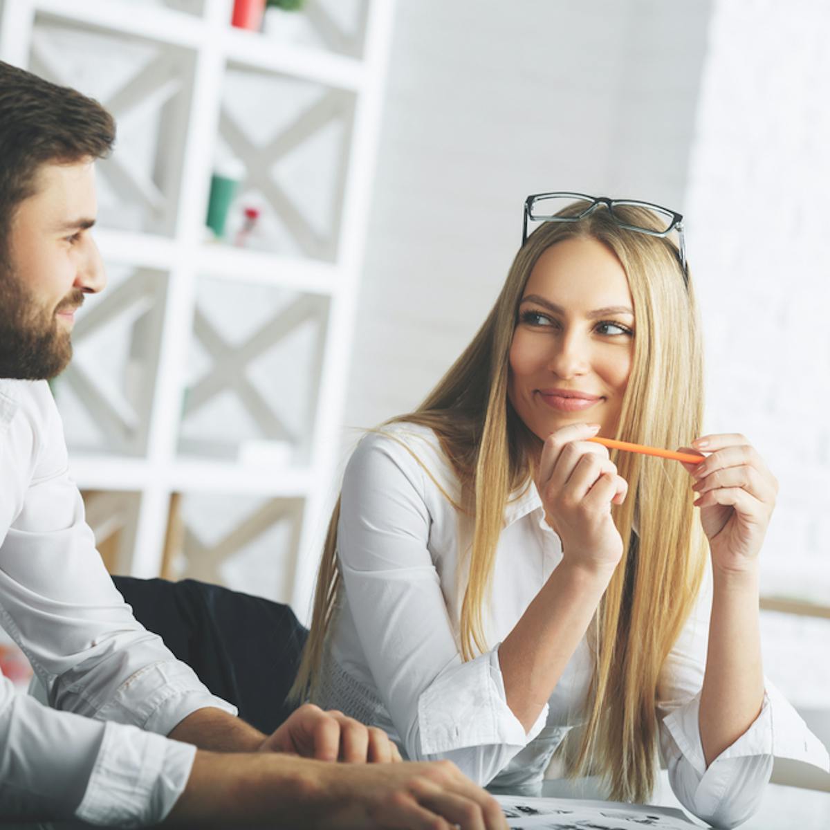 男性が無意識に好きな女性にとる態度10選 職場で気になる人への好意のサインとは Smartlog 男性が無意識に好きな女性にとる態度10選 職場で気になる人への好意のサインとは Smartlog