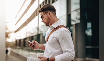 男性が本当に好きな人にとる態度10選 本命女性への脈ありサインとは Smartlog 男性が本当に好きな人にとる態度10選 本命女性への脈ありサインとは Smartlog