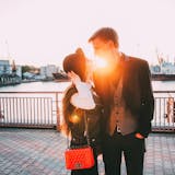 曖昧な関係を続ける6つの男性心理。進展しな...