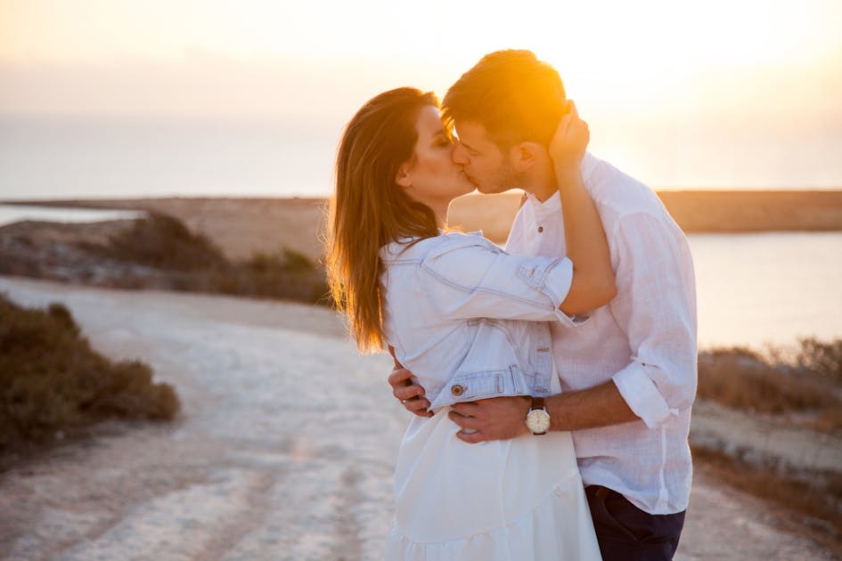 男性がキスする心理を紐解く 本命女性にするキス 遊びのキスとは Smartlog