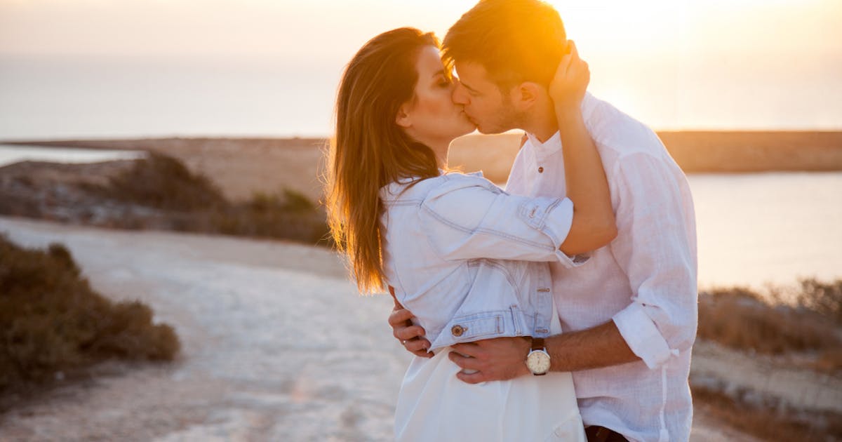 男性がキスする心理を紐解く 本命女性にするキス 遊びのキスとは Smartlog 男性がキスする心理を紐解く 本命女性にするキス 遊びのキスとは Smartlog