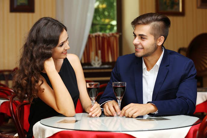 男性をデートに誘う方法で、相談を理由にカフェや食事に誘う