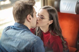 ほっぺにキスする男性の7つの心理 彼氏が喜ぶほっぺキスのやり方も紹介 Smartlog