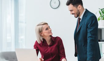 職場の同期と恋愛するのは危険 社内恋愛がバレるきっかけと対策を紹介 Smartlog