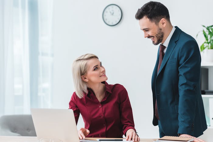 職場で好意がバレバレかも 分かりやすい好きサイン バレない方法を解説 Smartlog 職場で好意がバレバレかも 分かりやすい好きサイン バレない方法を解説 Smartlog