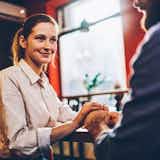 モテる優しい女性の特徴9選。職場などで男性にモテない優しさとの違いとは?