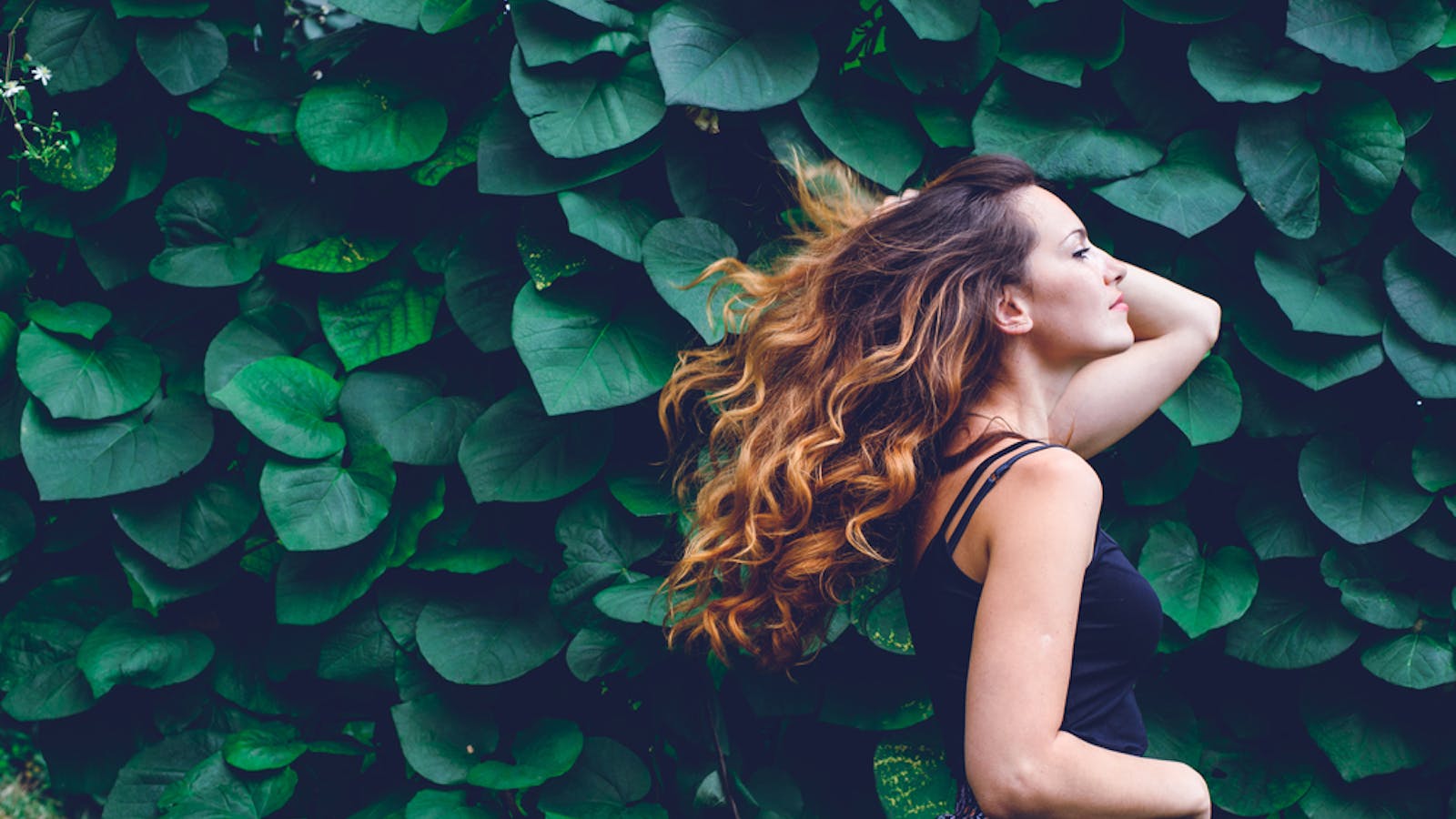 男女別 髪をかきあげる心理とは 男性がドキッとする理由も紹介 Smartlog 男女別 髪をかきあげる心理とは 男性がドキッとする理由も紹介 Smartlog