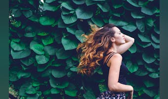 【男女別】髪をかきあげる心理とは?...