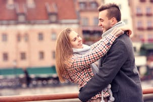 男女別 髪をかきあげる心理とは 男性がドキッとする理由も紹介 Smartlog