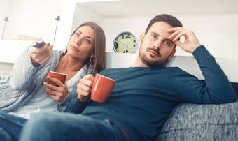手を繋いで寝る心理とは 一緒に寝る時の彼氏 彼女の気持ちを大公開 Smartlog 手を繋いで寝る心理とは 一緒に寝る時の彼氏 彼女の気持ちを大公開 Smartlog