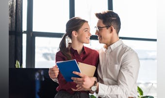 【男の行動】職場の気になる女性への...