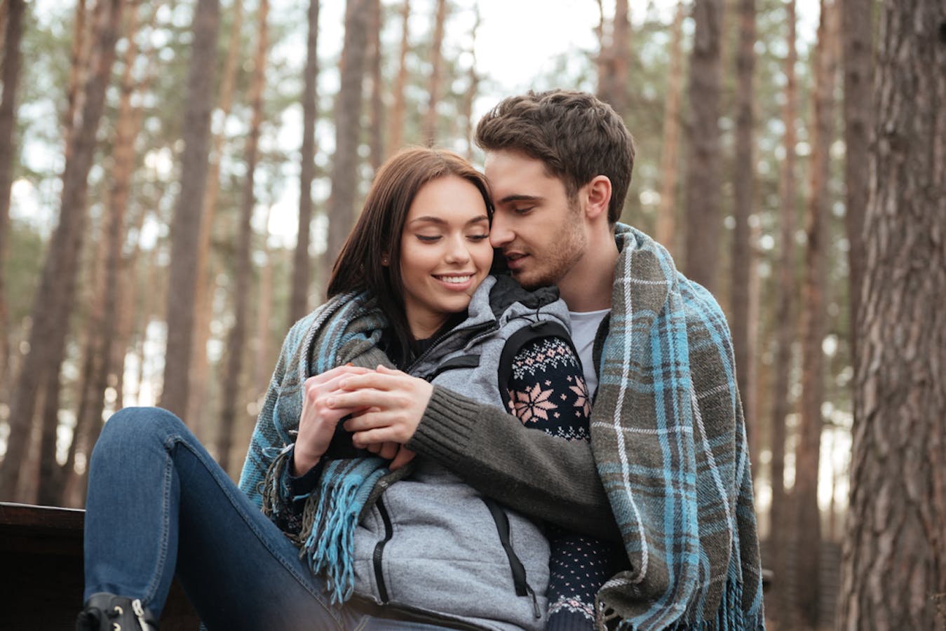 バックハグする男性心理とは 後ろから抱きしめたくなる女性の特徴も大公開 Smartlog バックハグする男性心理とは 後ろから抱きしめたくなる女性の特徴も大公開 Smartlog